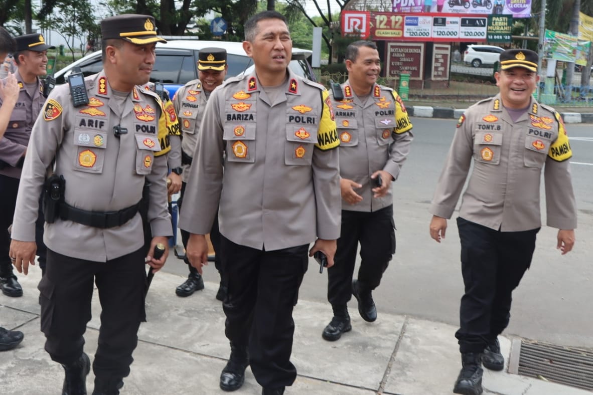 Kapolresta Cirebon Dampingi Wakapolda Jabar Pantau Posyan Weru Operasi Lilin Lodaya 2022