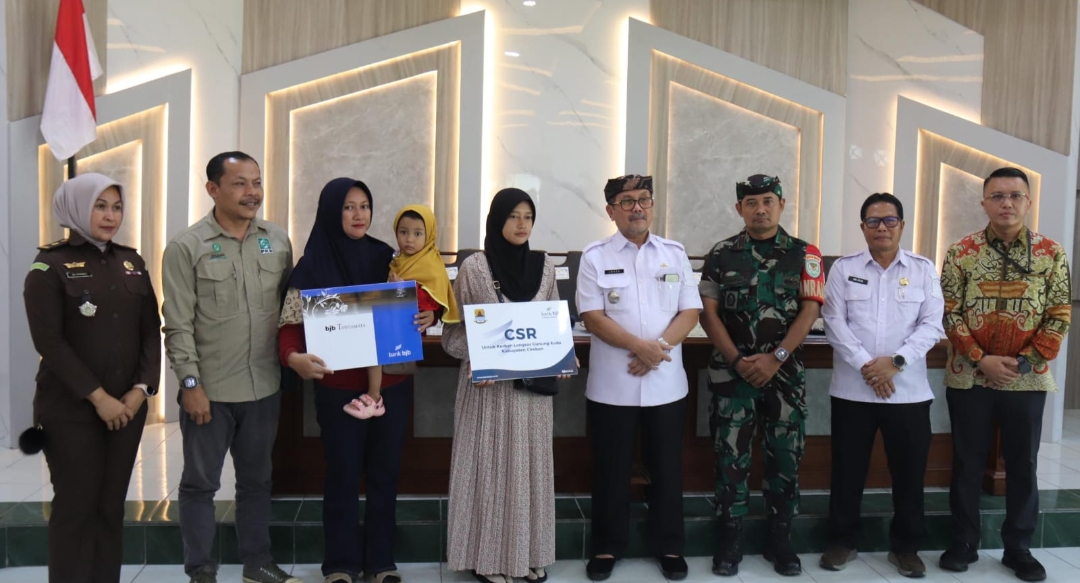 Berikan Bantuan ke Keluarga Korban Gunung Kuda, Bupati Cirebon Sampaikan Kata-kata Ini