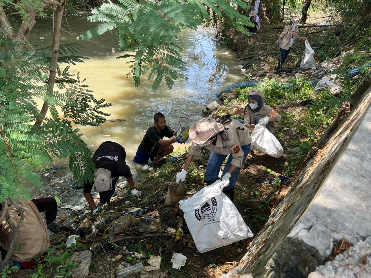 Kabupaten Cirebon Gelar World Cleanup Day 2025, Ribuan Ribuan Warga Bersihkan Sampah di Sungai