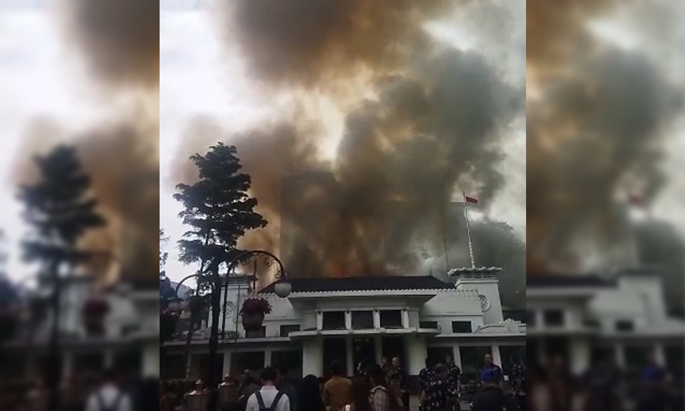 BREAKING NEWS: Balai Kota Bandung Kebakaran, Asap Membumbung Tinggi