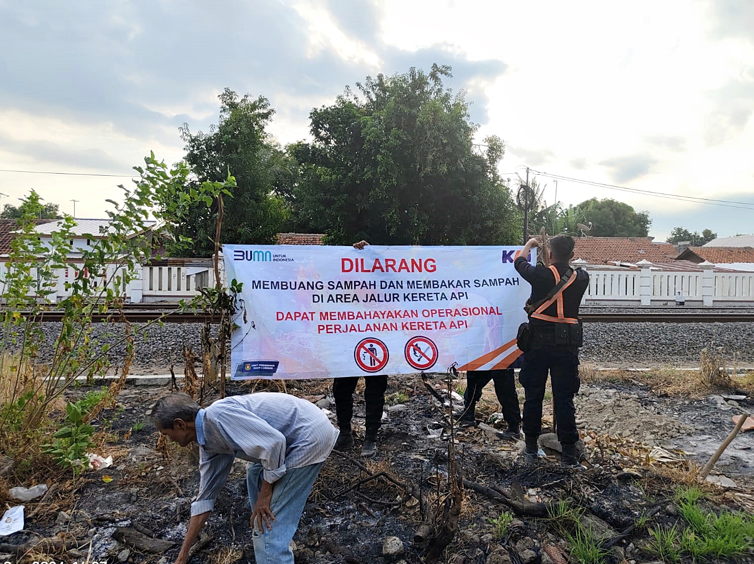 Sangat Bahaya Membakar Sampah di Sekitar Jalur Kereta api