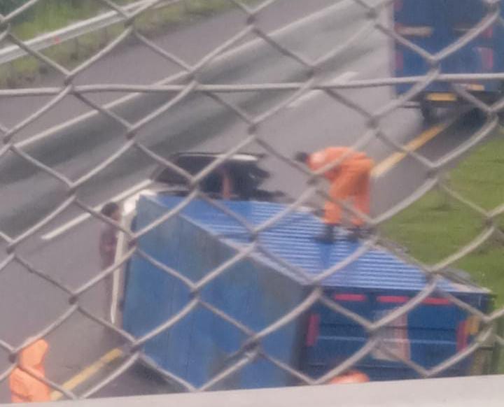 Sabtu Petang Mencekam di Tol Palikanci, Truk Boks Oleng hingga Terguling