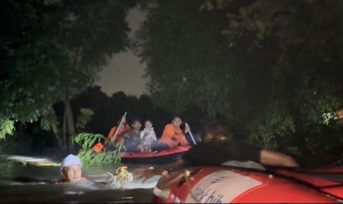 Banjir Rendam Winong Sari Cirebon, Polresta Evakuasi Warga Dini Hari