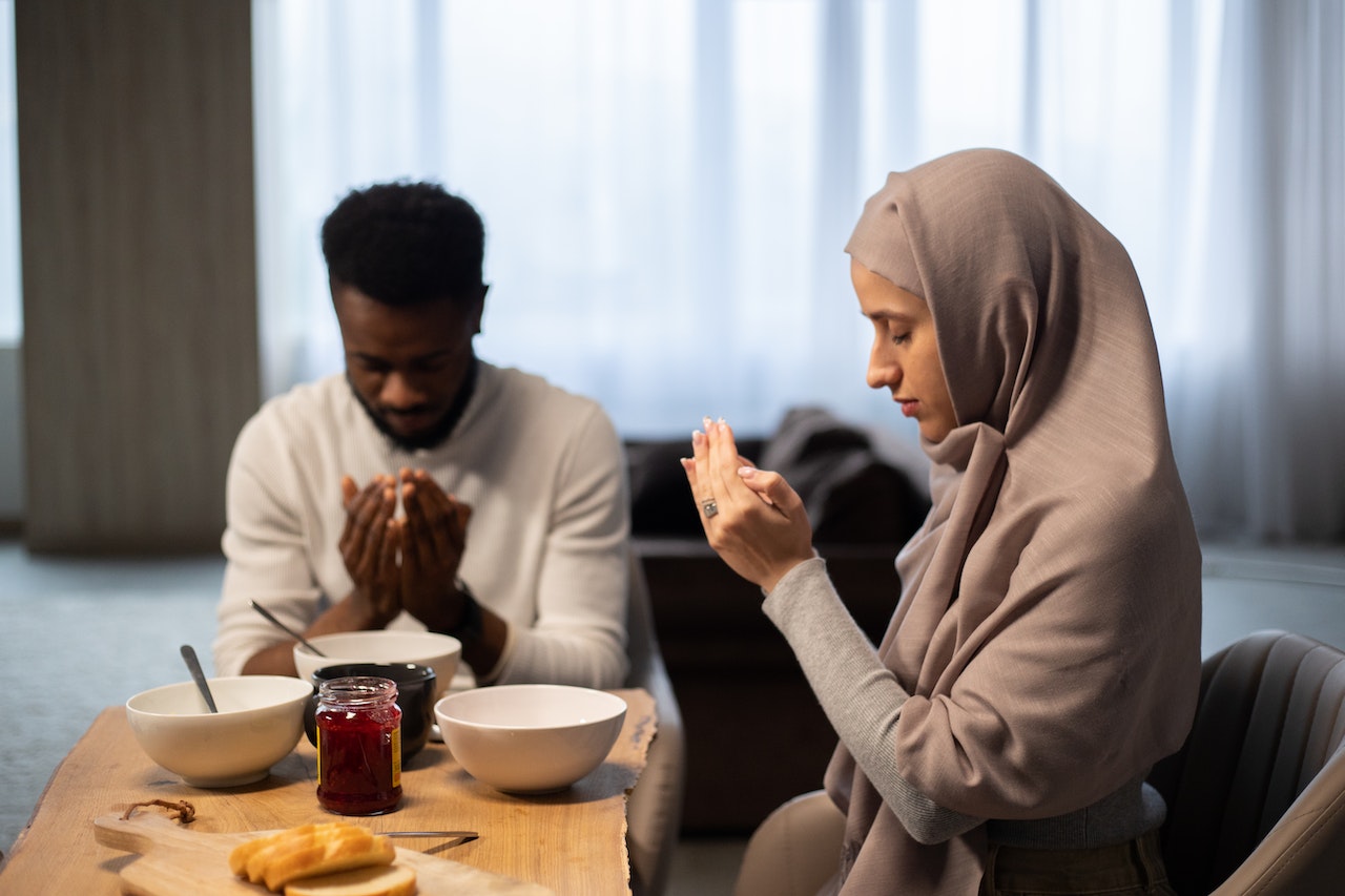 Sebentar Lagi Imsak, Inilah Bacaan Doa Niat Puasa Ramadan Berikut Artinya 