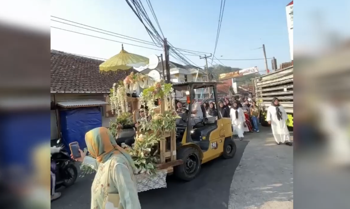 Pernikahan Unik 'Bos MBG’ di Kuningan, Diarak Forklift Usai Akad