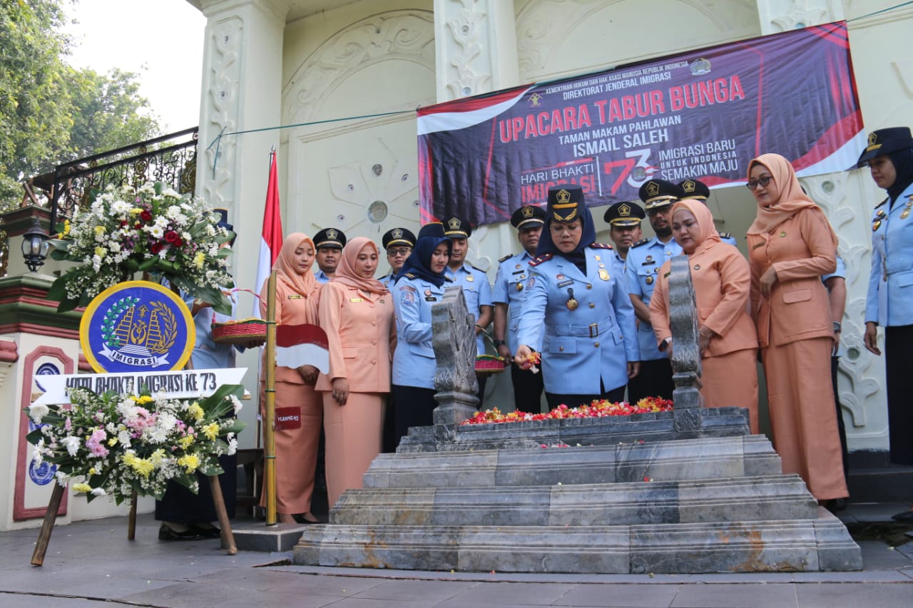 Hari Bhakti Imigrasi ke-73, Kanim Cirebon Gelar Tabur Bunga ke Makam Ismail Saleh 