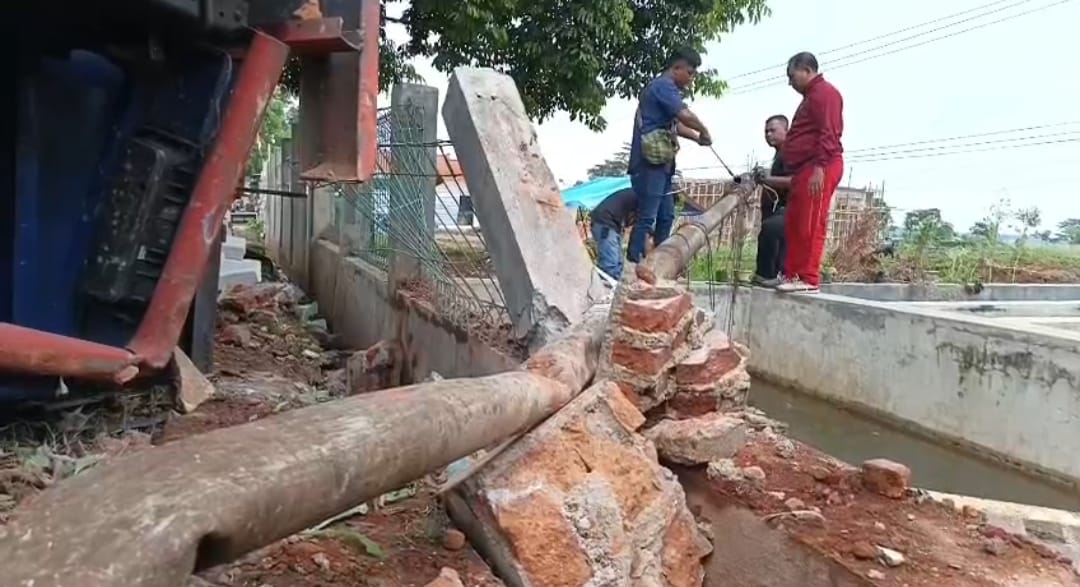 Selamatkan Masyarakat Pasca PJU Disrudug Truk, Petugas Dishub Kuningan Lakukan Ini