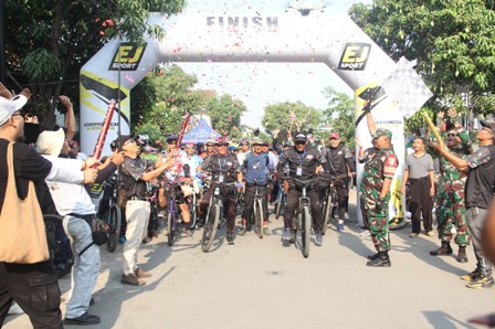 Ribuan Peserta Meriahkan Gowes dan Senam Sehat Komunitas Sepeda Puser Bumi bersama Koramil 0620-14/ Weru