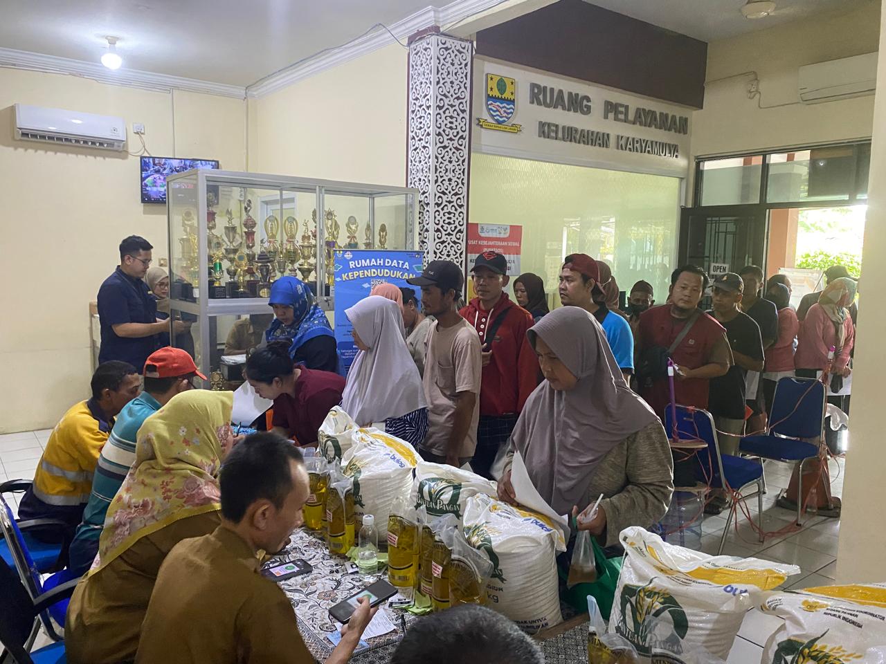 Ribuan Warga Antri Bansos Pangan 