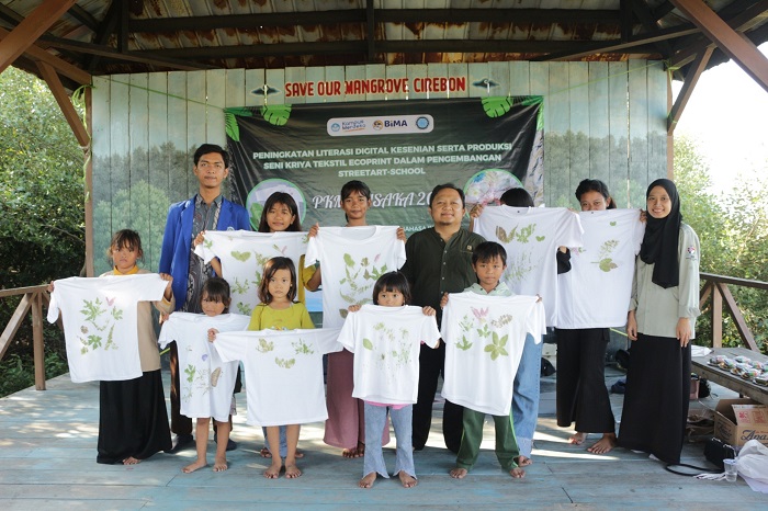 Masyarakat Mundu Pesisir Belajar Eco Print dari Tim PKM IPB Cirebon