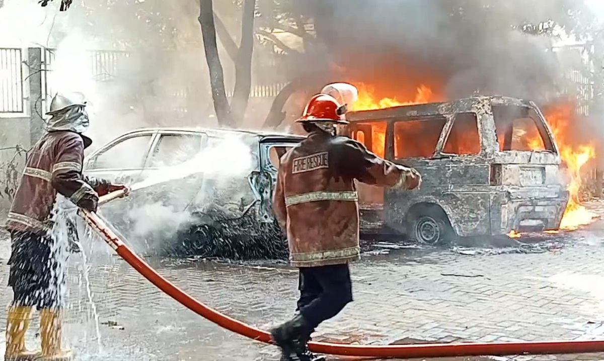 3 Mobil Terbakar di Cirebon, Saksi Sebut Sopir Angkot Memindahkan Bensin ke Jeriken