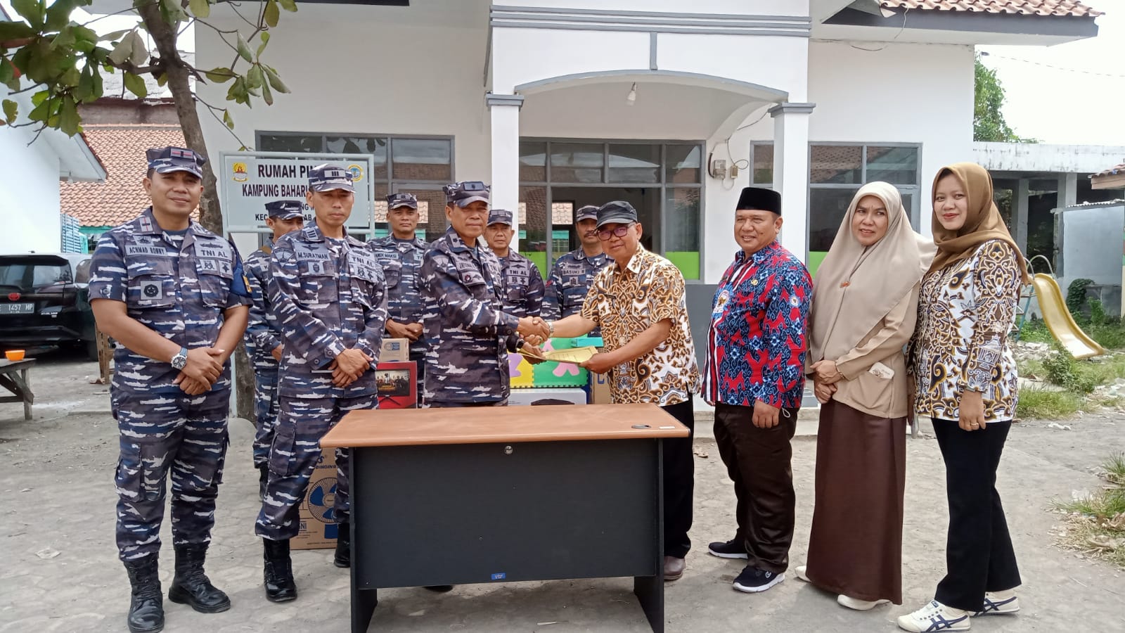 Ikut Berperan Tingkatkan Kualitas SDM Pesisir Cirebon, Lanal Cirebon Distribusikan Barang Ini ke Gebang