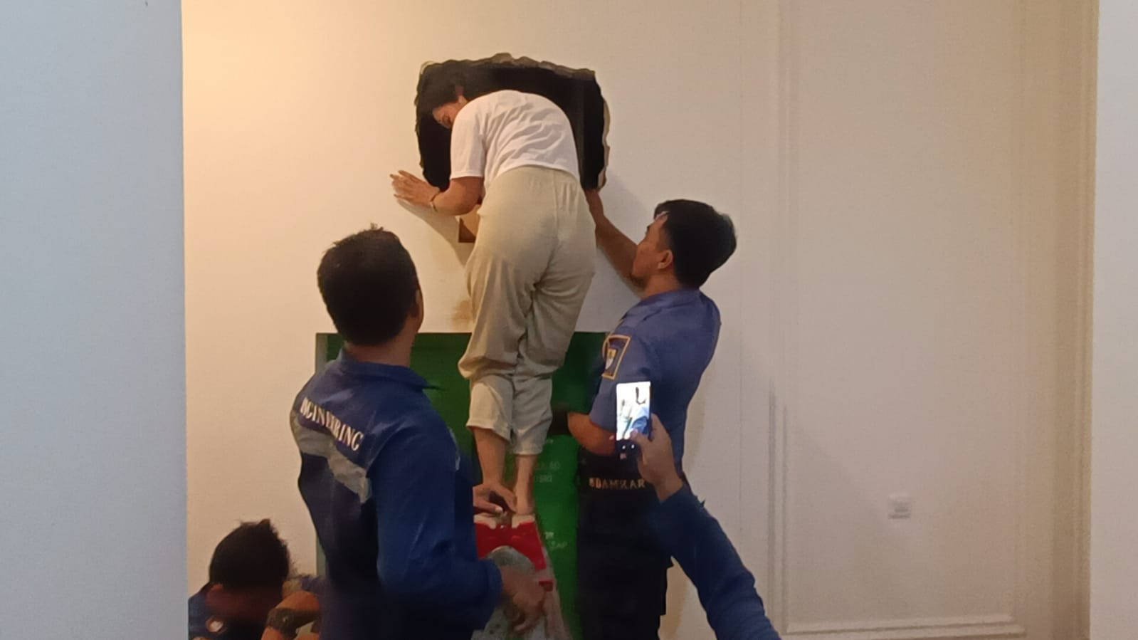 9 Orang Terjebak di Lift Klinik Kecantikan di Cirebon, Berhasil Dievakuasi Petugas Damkar