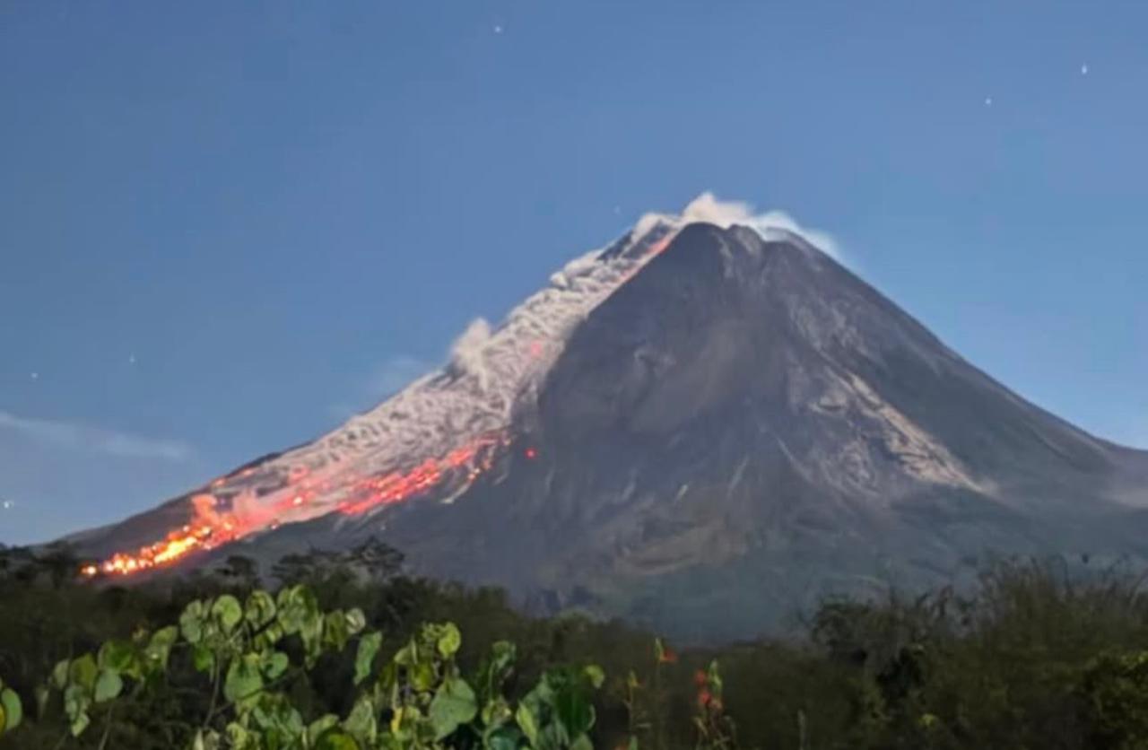 Gunung Merapi Erupsi, Luncuran Lava hingga 2 Km