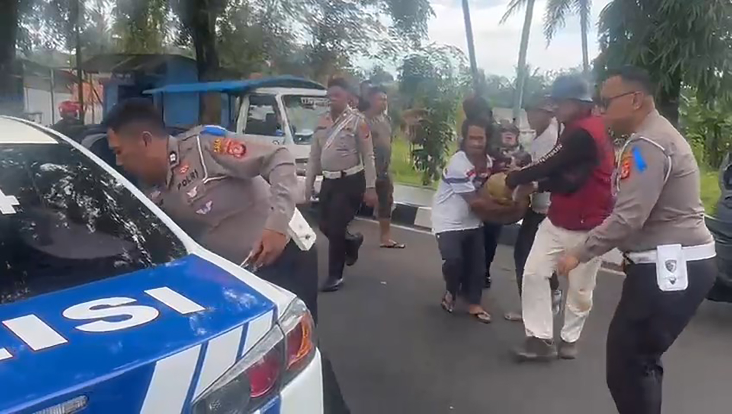 Sat Set Ala Sat Lantas Polres Kuningan, Evakuasi Pemotor Pingsan di Tengah Jalan