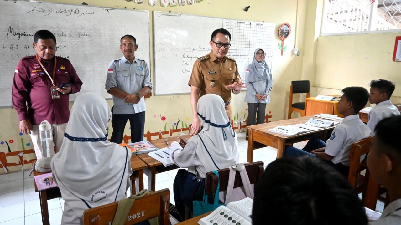 Tinjau Sekolah, Pj Bupati Cirebon Pastikan KBM Lancar