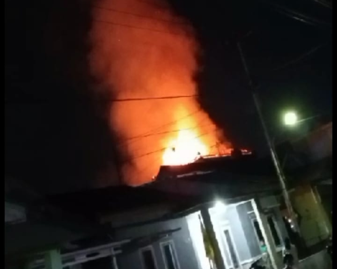 Diduga Api dari Tungku Pembakaran Pembuatan Tempe, Dua Rumah di Jalaksana Terbakar