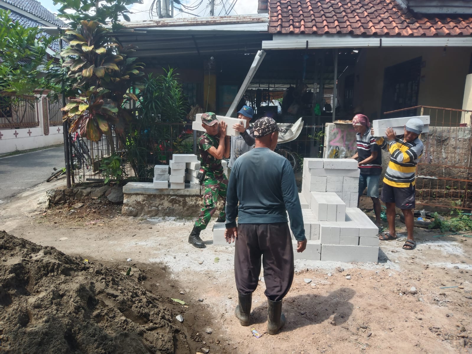 Hangatnya Gotong Royong: Warga Kerandon Bangun Rumah untuk Suryana