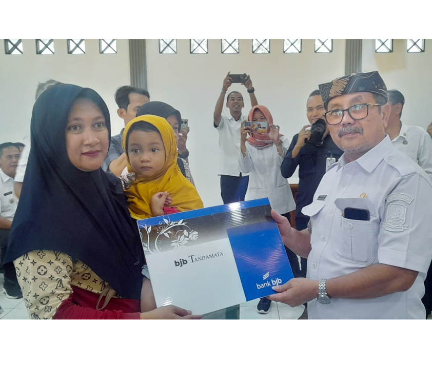 Bupati Imron Serahkan Bantuan untuk Korban Longsor Gunung Kuda