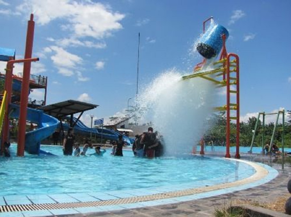 4 Kolam Renang di Cirebon Memiliki Wahana Ember Tumpah