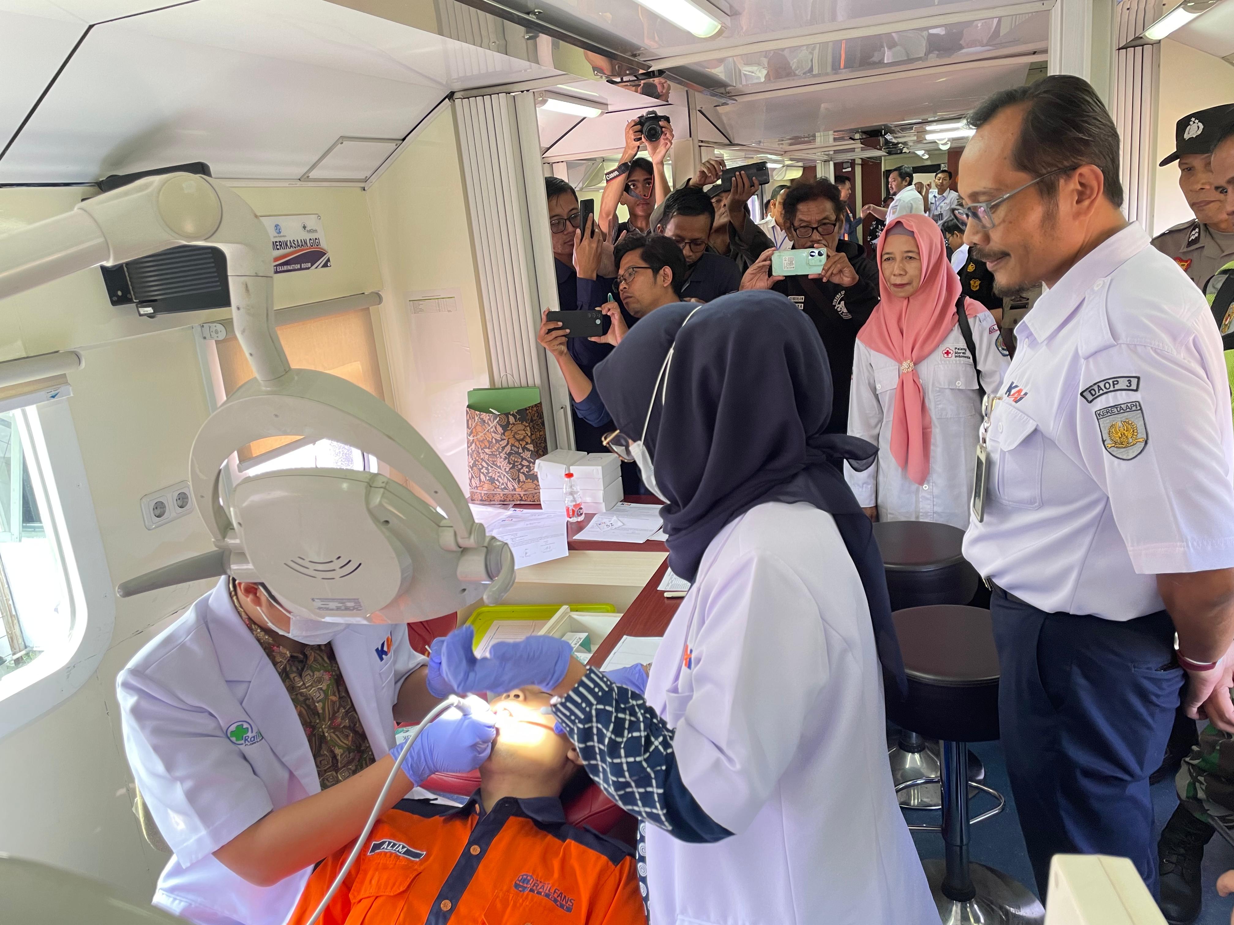Rail Clinic Layanan Kesehatan dan Pengobatan Gratis Bagi Masyarakat di Sekitar Stasiun Ketanggungan 