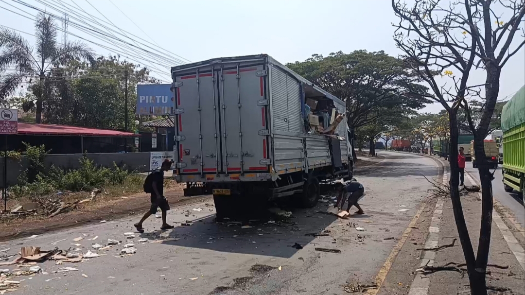 Truk Ransus Nyelonong ke Jalur Lawan di Pantura Cirebon, Hantam Truk Paket hingga Boks Jebol