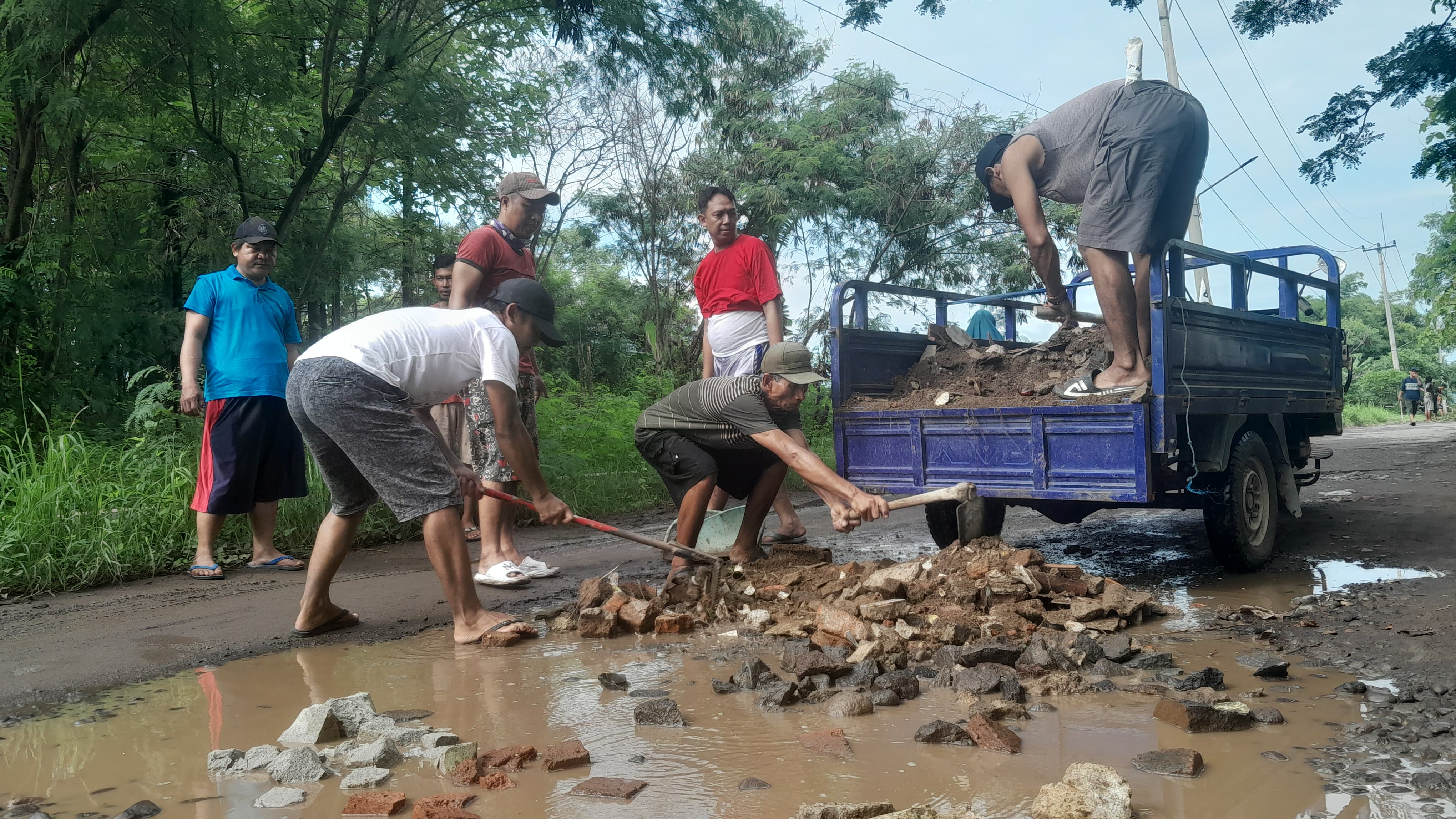 Bertahun-tahun Tak Tersentuh Perbaikan, Warga Suket Duwur Swadaya Perbaiki Jalan Rusak