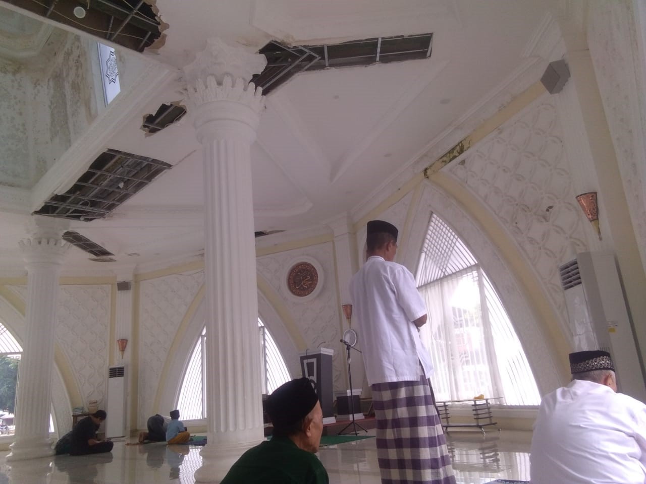 Bikin Malu Para Tamu, Masjid Raharja Khoeru Ummah Milik Pemkab Majalengka Bocor