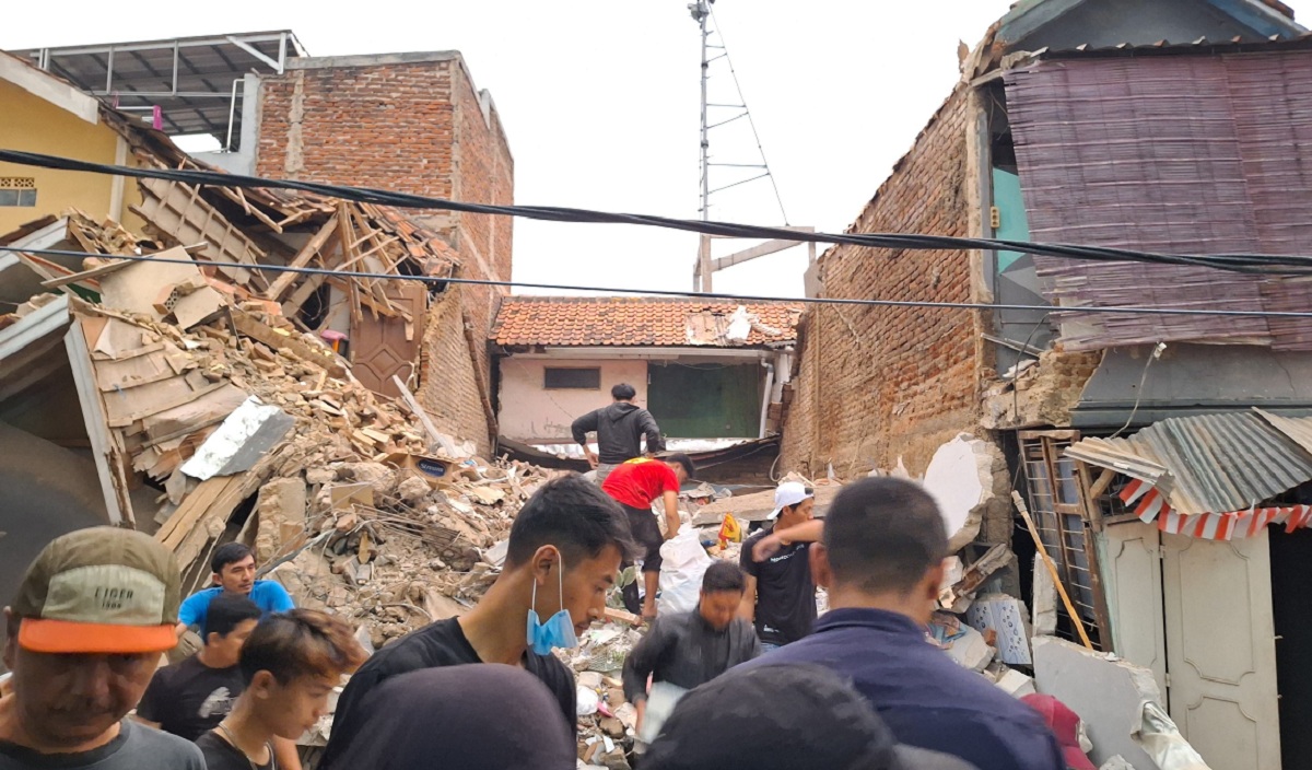 Terdengar Ledakan, Rumah 3 Lantai Ambruk di Margahayu Nyaris Rata dengan Tanah