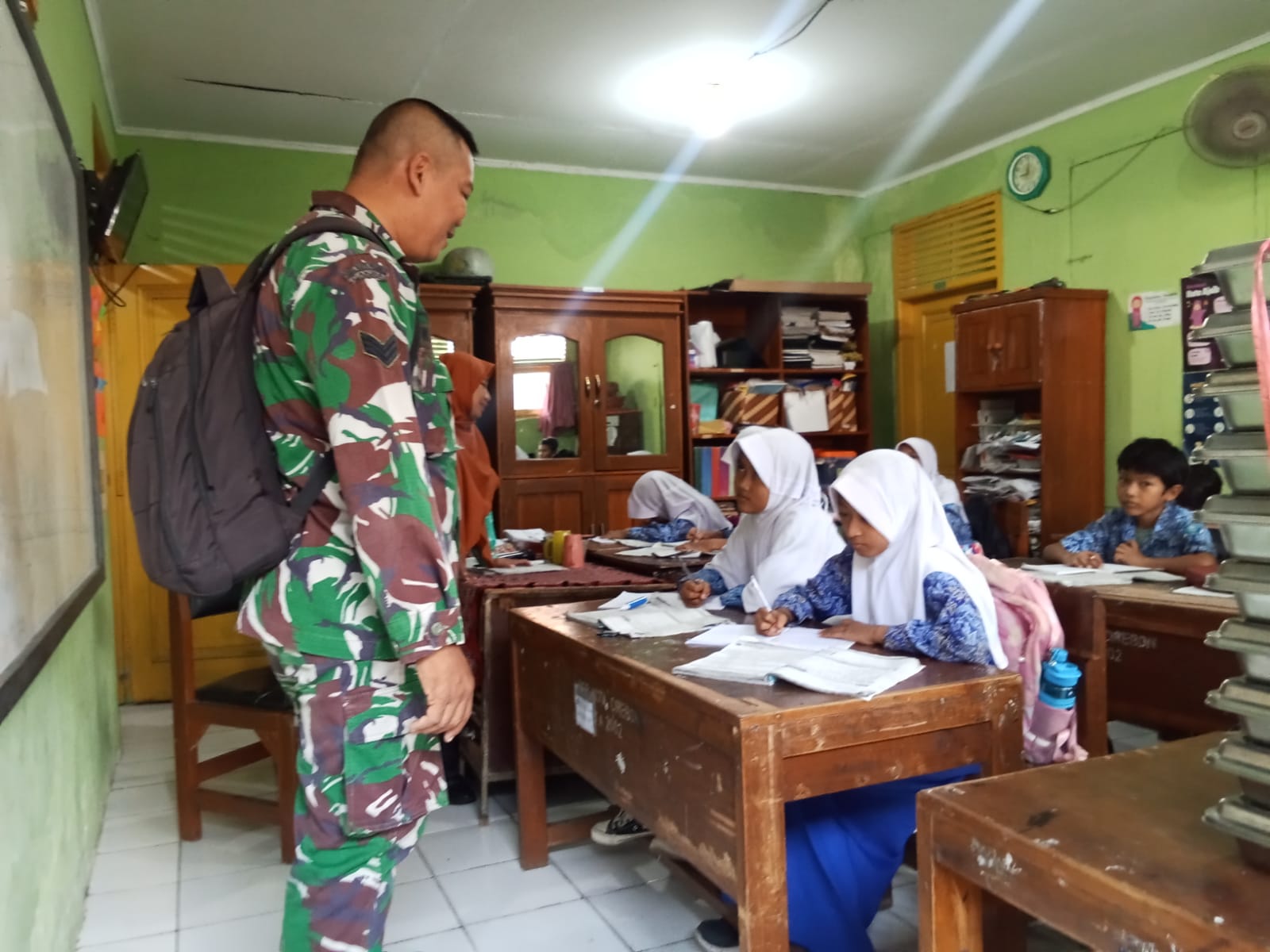 Babinsa di Kota Cirebon Monitoring Program MBG di Sekolah Wilayah Binaan