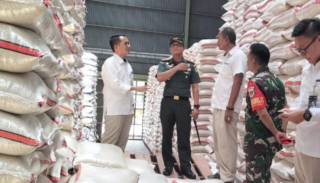 Pastikan Ketersediaan Stok Pangan, Dandim 0614 Kota Cirebon Cek Gabah di Gudang Bulog