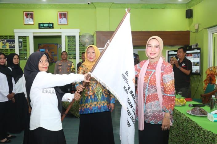 Lantik Wanita Tani, Wabup: Perempuan di Kabupaten Cirebon Bisa Lebih Berdaya dan Mandiri