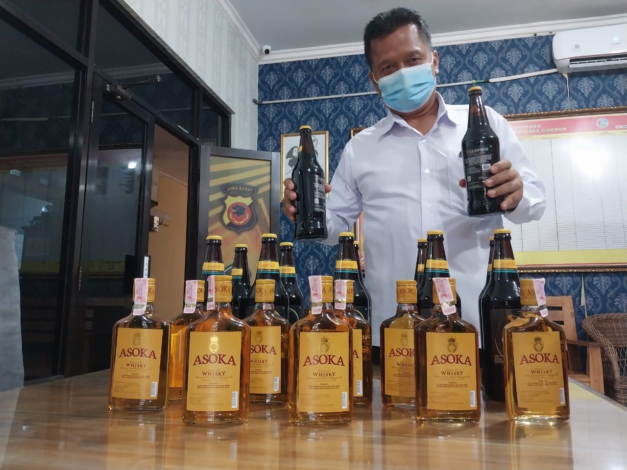 Polisi Sita Ratusan Botol Miras dari Depok dan Palimanan 