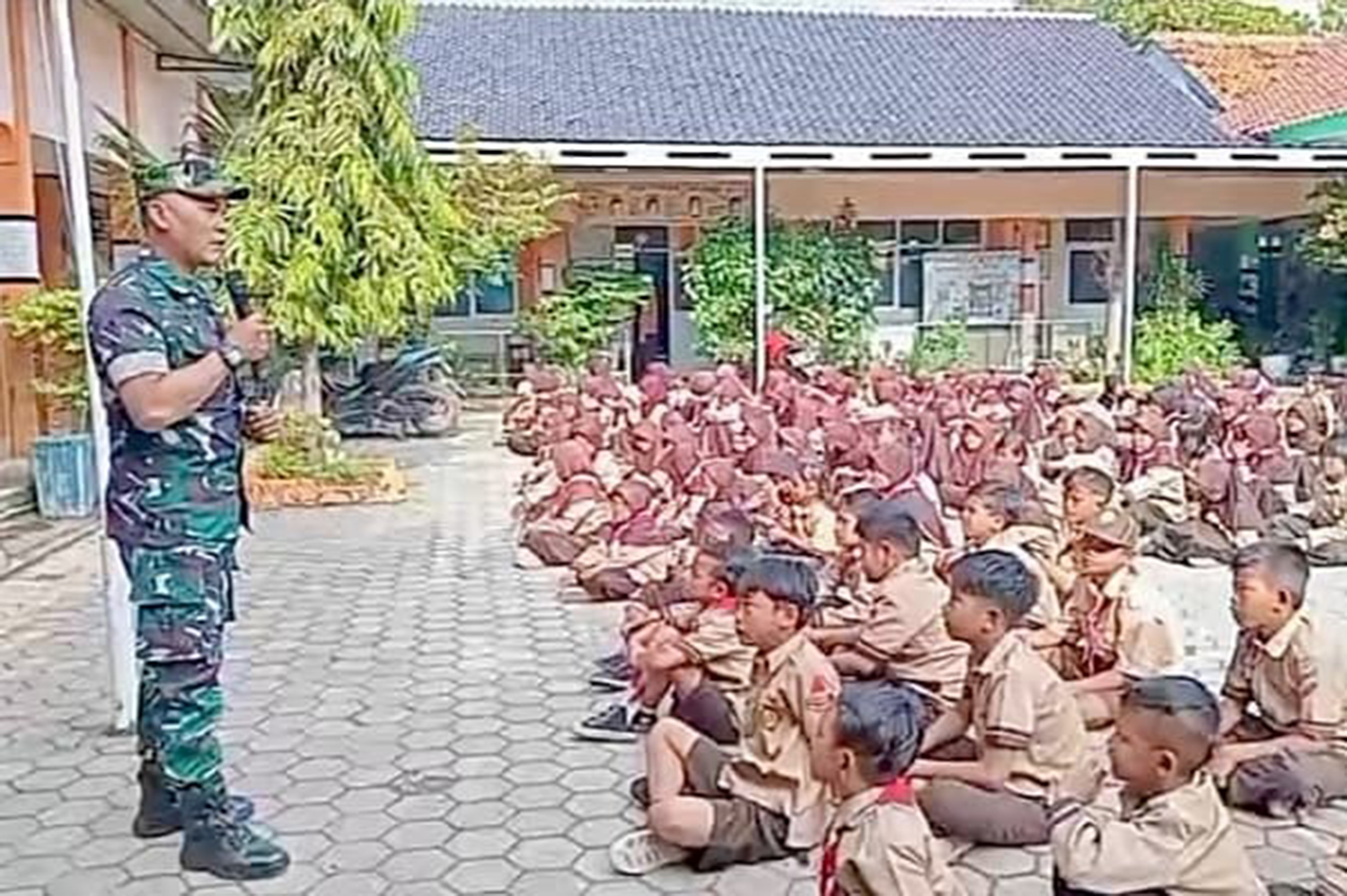 Babinsa Pegambiran Beri Pemahaman Anti Bullying Sejak Dini