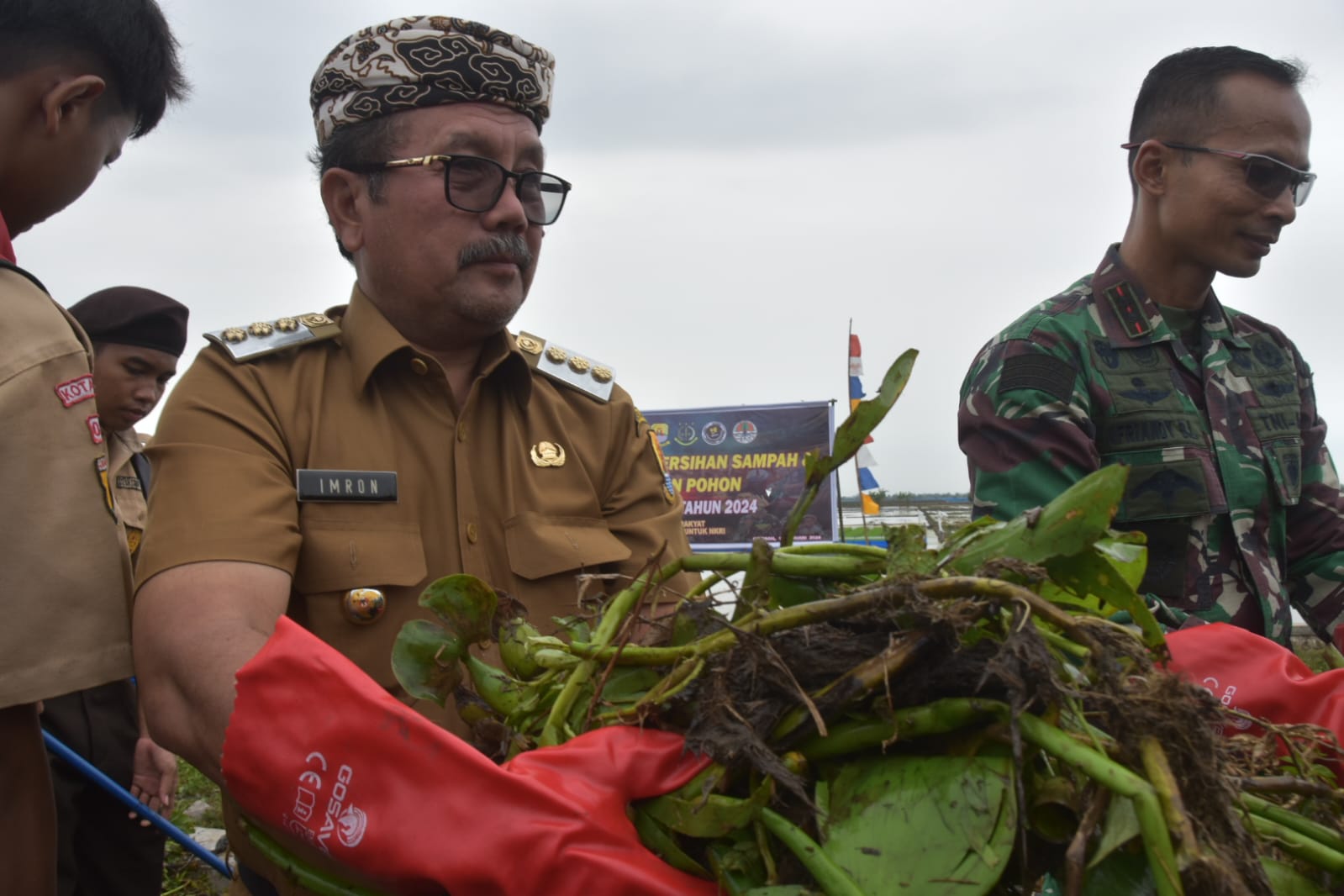Bupati Imron Bersama TNI dan Warga  ikut Bersihkan Sungai Sigranala