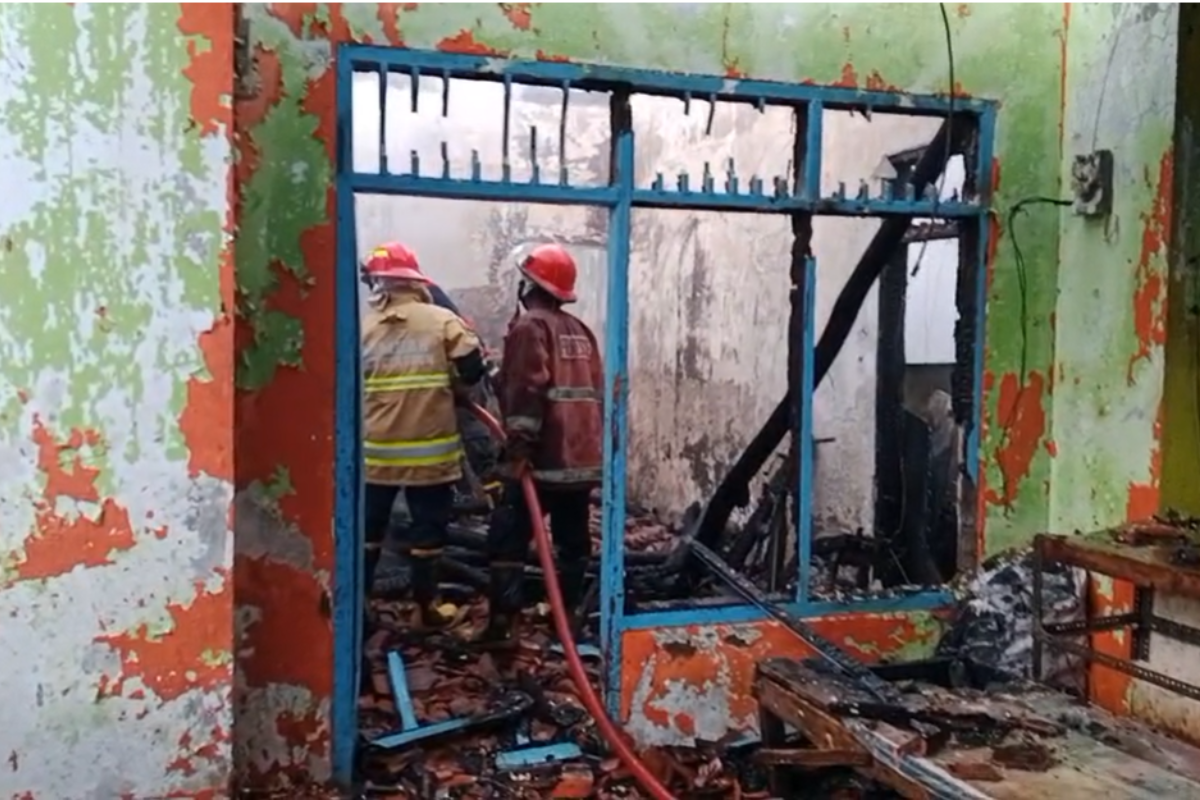 Kebakaran di Sindanglaut Cirebon, Api Melalap Rumah dan 2 Motor dalam Hitungan Menit