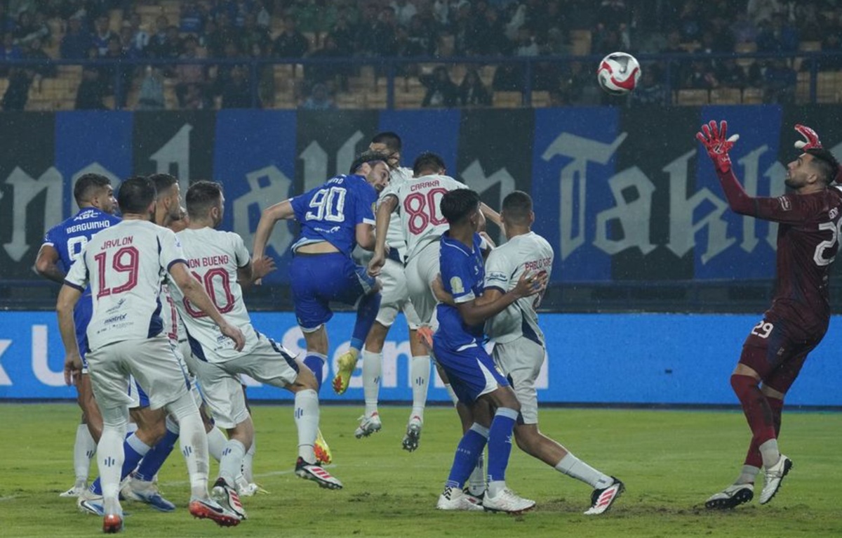 Drama Persib Bungkam Persita di GBLA: Gol Tunggal Andrew Jung, Hokky Caraka Jadi Kiper Dadakan