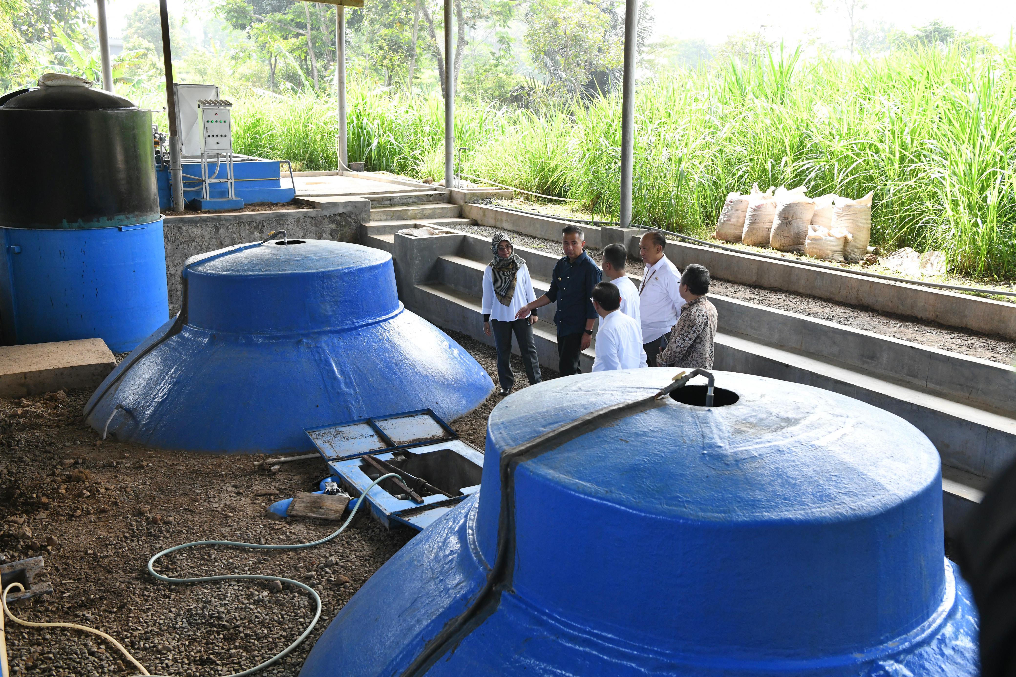 Manfaatkan Sinar Matahari dan Limbah Kotoran Sapi, PLTS – Biogas Berdiri di Cigugur Kuningan