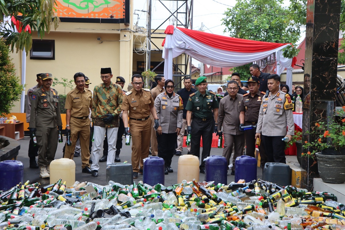 Ribuan Botol Miras Dimusnahkan, Kapolresta Cirebon: Bentuk Pertanggungjawaban