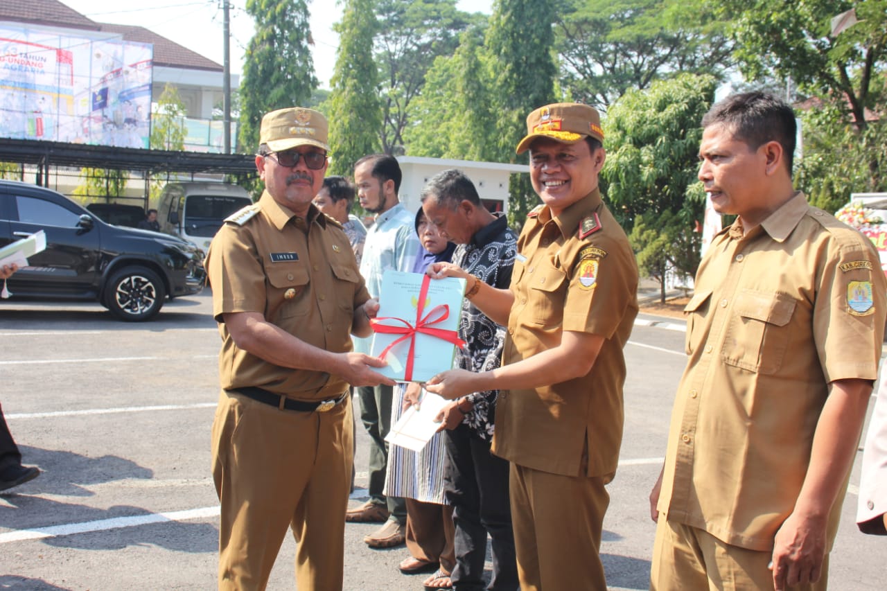 Bupati Imron Bagikan Ribuan Sertifikat Tanah