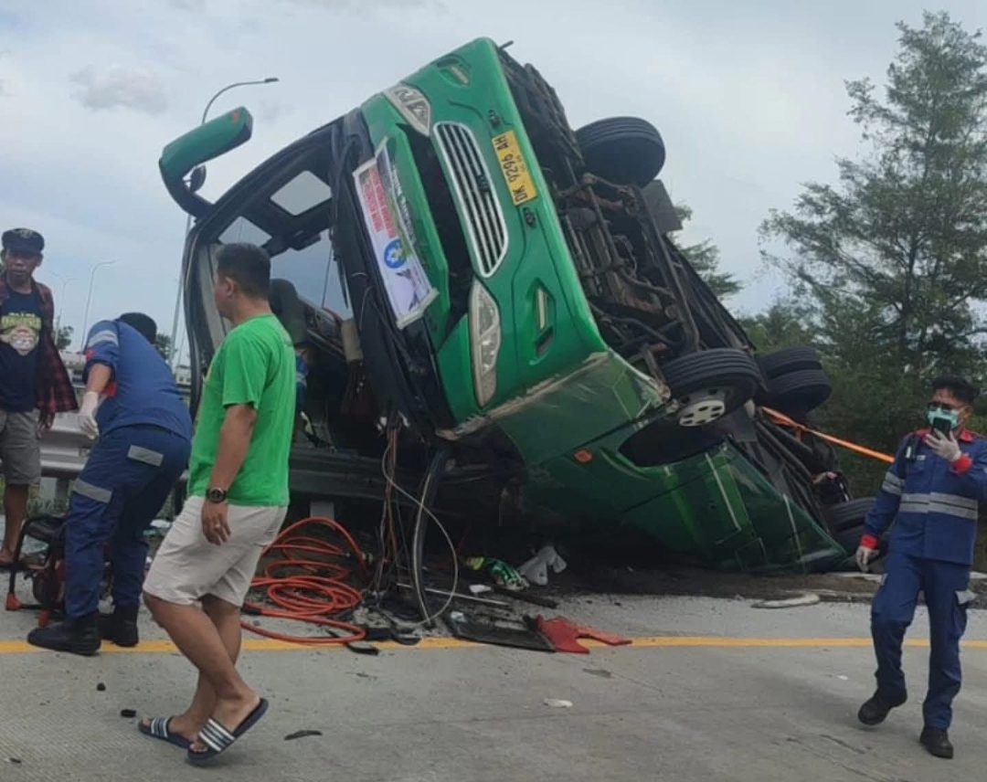 Diduga Rem Blong, Bus Pariwisata Tabrak Pembatas Jalan Tol Pemalang-Batang, 4 Orang Tewas