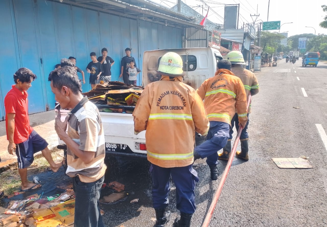 Insiden Hari Ini! Kebakaran Melanda Mobil Pickup di Jalan Pegambiran Kota Cirebon