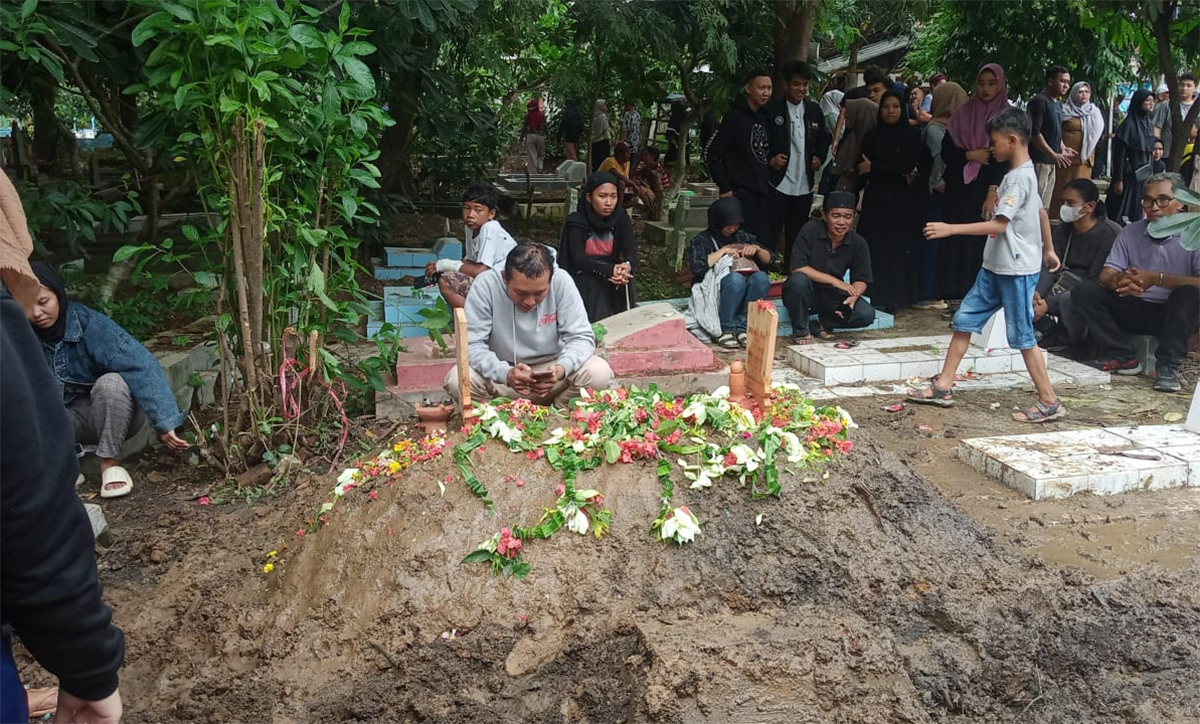 Begini Pesan Keluarga Usai Pemakaman Jessica Shintia Korban Penganiayaan di Arjawinangun 