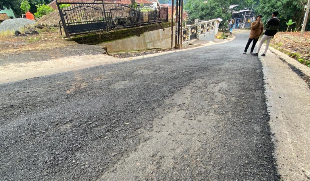 Warga Kecewa! Jalan Halimpu–Wangkelang Cirebon Ambrol Setelah Diperbaiki 