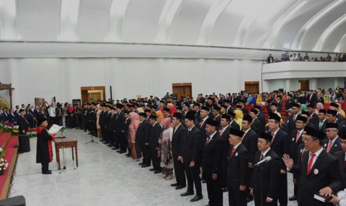 120 anggota DPRD Provinsi Jawa Barat resmi dilantik di Gedung Merdeka