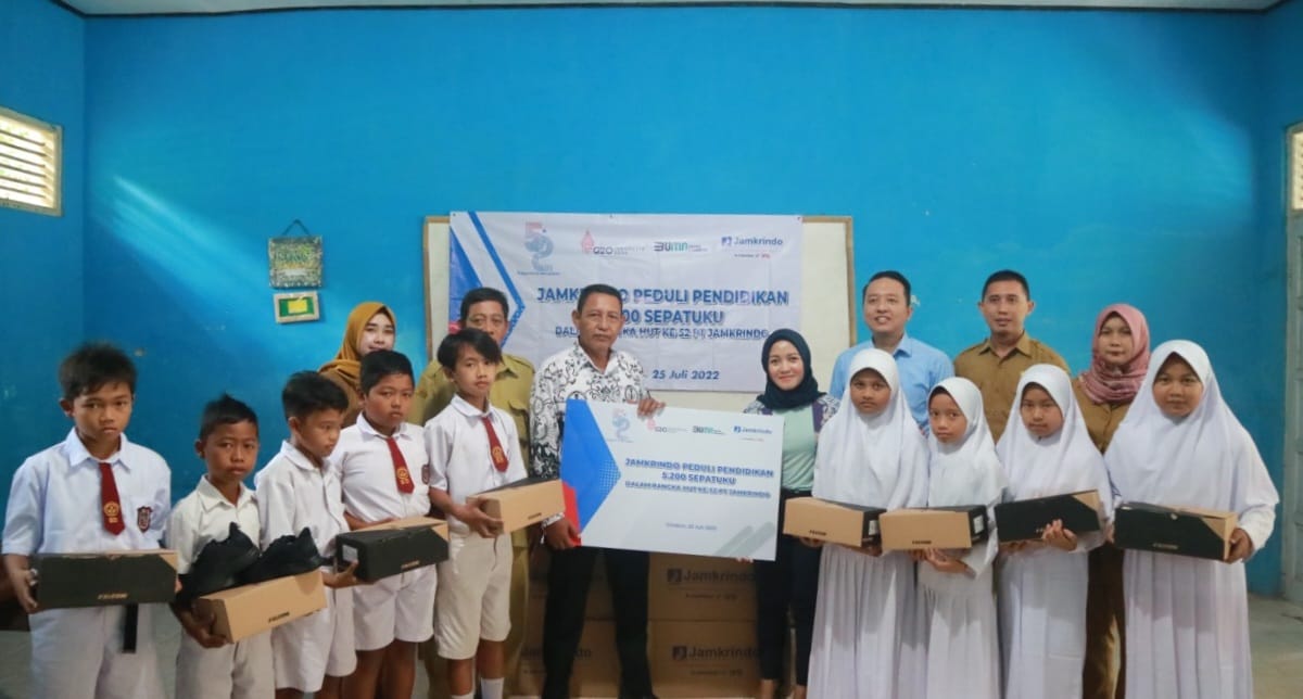 Jamkrindo Bagikan Bantuan Sepatu di Cirebon 