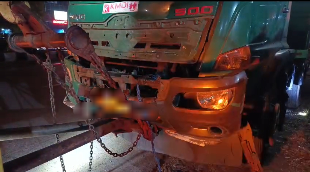 Kecelakaan Tunggal Truk di Kesambi Cirebon: Hantam Median Usai Hindari Tronton