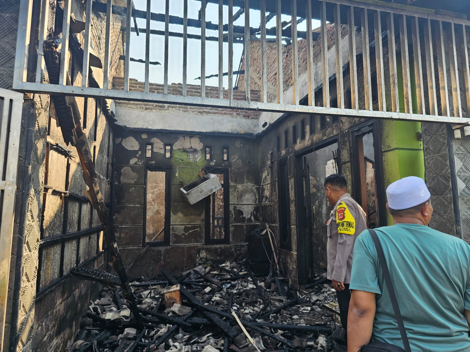 Tiga Anak Terjebak di Rumah Saat Kebakaran di Cirebon, Bocah 3 Tahun Dievakuasi Damkar