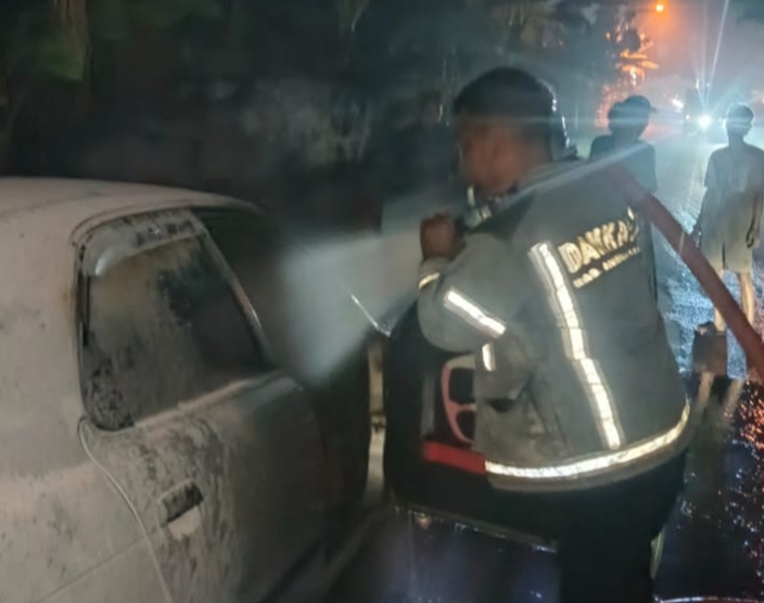 Sedan Suzuki Baleno Terbakar di Jatibarang, Diduga Akibat Korsleting Sikring