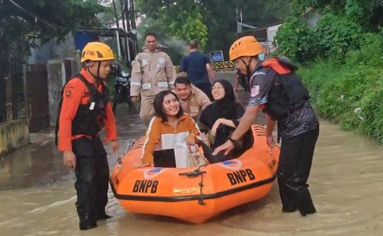 Air Meluap ke Pemukiman! Warga Kalijaga Kota Cirebon Dievakuasi Petugas BPBD dan Polisi